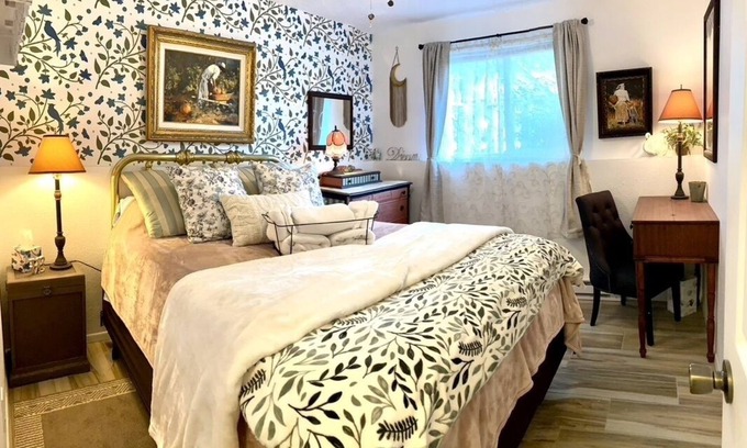 South Perry District House | Art House Down-Artsy, Pets, Comfy, Safe, Beautiful
