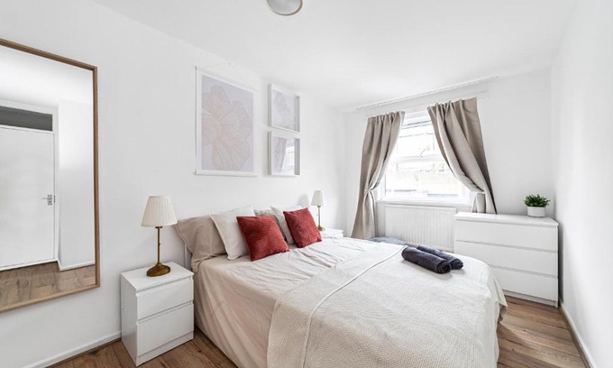 Haggerston House | Arte Stays - 3-Bedroom Bright House London, Haggerston, Garden, Parking, 8 min walk to Haggerston Station, weekly or monthly stays, serviced accommodation - 7 guests