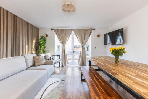 Stratford House | Arte Stays Serviced Houses Stratford - 3 Bedrooms 2 Bathrooms Houses London, Stratford, Maryland, Free Parking, Garden, Weekly or Monthly Stays - up to 8 guests