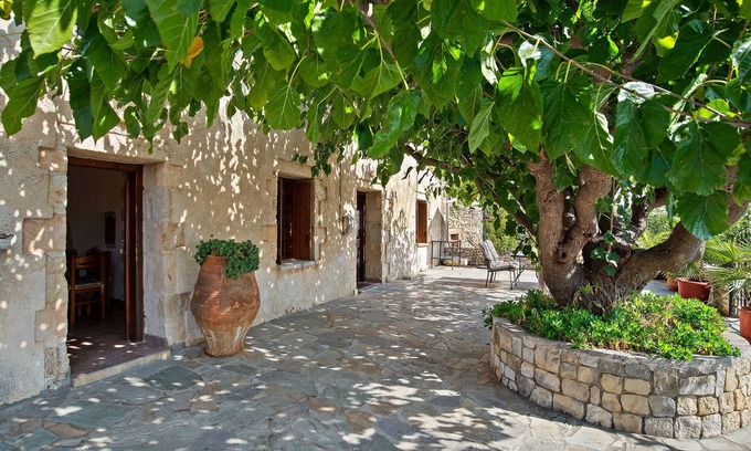 Megala Chorafia Cottage | Artemis House stone cottage in historic Aptera village, Chania