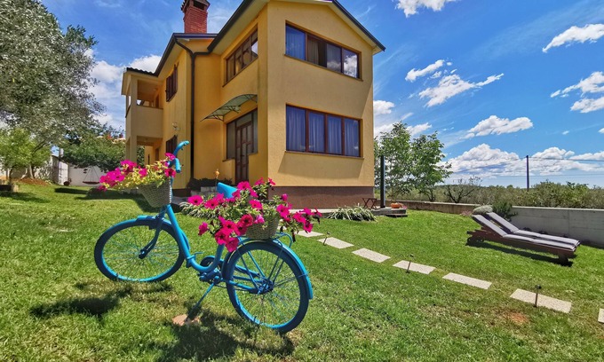 Markovac Apartment | Artemis - Markovac Višnjan, cozy apartment with large garden and hot tub