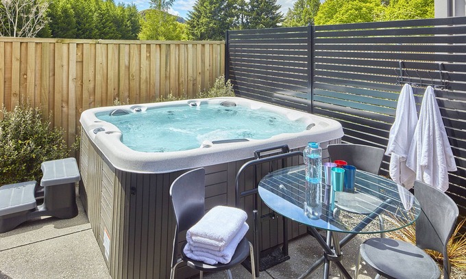 Arthur's Point House | Arthur’s Point Retreat with Hot Tub