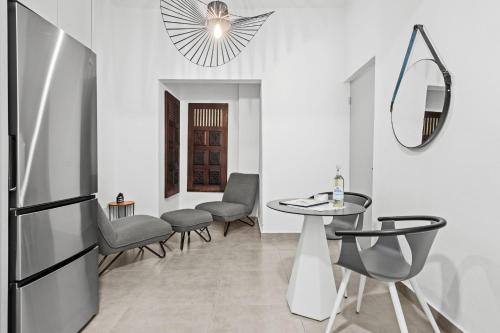 Sagrado Corazon Apartment | Artistic One-Bedroom Garden Apartment in SJ MM9