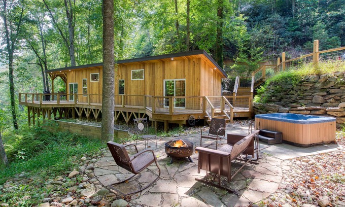 Fairview Cabin | Artist’s Palette by AvantStay | Colorful Retreat