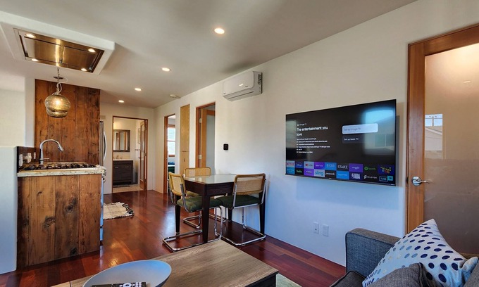 Clarkdale House | Artsy 2-bedroom Loft with high speed WiFi, AC in welcoming Culver City
