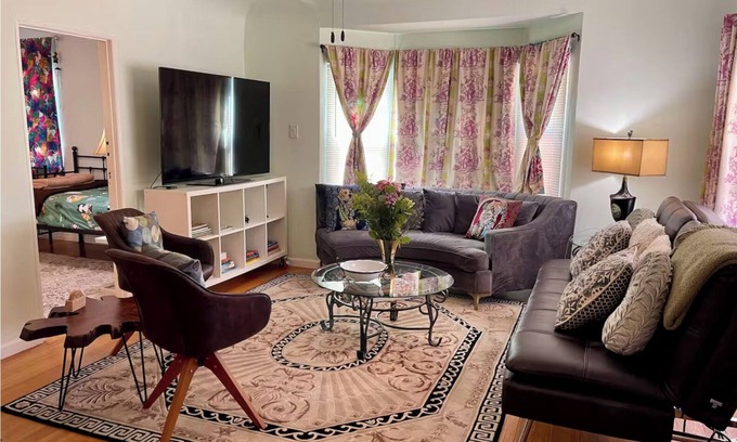 Burbank House | Artsy Boho Retreat w/Cal-King Bed Near Park, Shops, Restr, Airport. 30+Day Stay