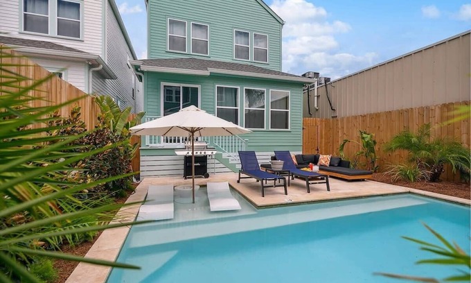 Bayou St. John House | Artsy & Tropical Oasis near FQ ~ Heated Pool ~ Pkg