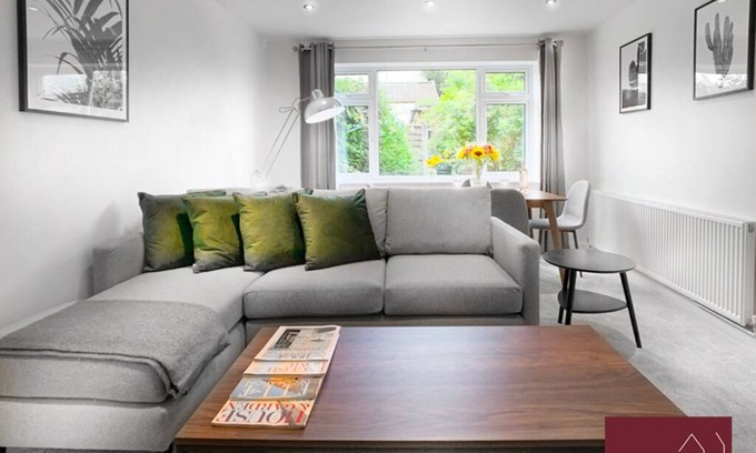 Sunninghill Cottage | Ascot - Cottage, Garden, Parking