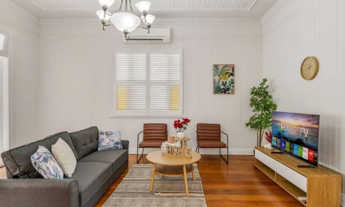 Ascot House | Ascot Vintage 4BR Queenslander w/Mall at Doorstep