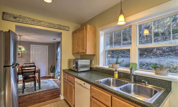 Asheville Cottage | Asheville 'Carefree Cottage' ~ 6 Mi to Town!