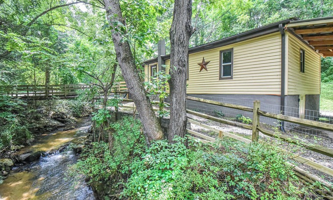 Alexander House | Asheville Creekside, 15 mins 2 Downtown, Hot Tub/Fire Pit/Fenced Yard for dogs!