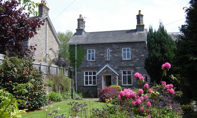Crickhowell Cottage | Ashfield cottage in Crickhowell with views of Usk Valley,and Brecon Beacons.