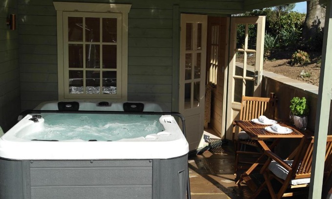 Fylingthorpe Apartment | Ashford house 'The Snug' private hot tub