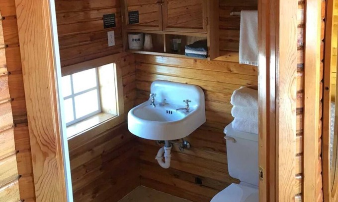 Ashton House | Ashton Historic Log Cabins 6