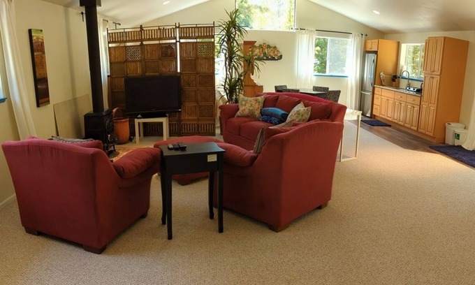 Gualala Apartment | Asian-themed Queen's Loft Apartment 10 mins to the beach and downtown!