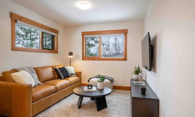 Revelstoke Apartment | Aspen Adventure House - Luxury Suite - 2 minutes from Revelstoke Mountain Resort