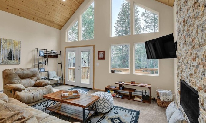 Woodland Park Ski Chalet | Aspen Grove Chalet - Colorado living dream