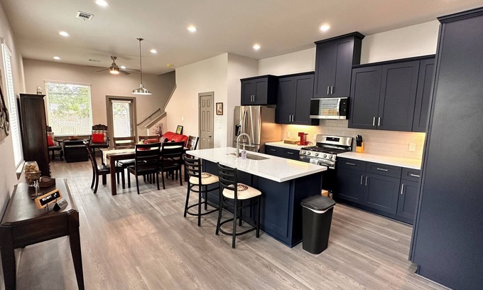 Spring Branch West House | Astonishing Cozy Pet Friendly - City Center, Memorial, Energy Corridor with Yard