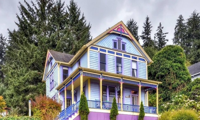 Astoria Apartment | 'Astoria Painted Lady' Historic Apt w/River View!