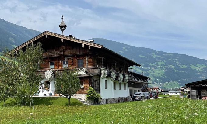 Ramsau im Zillertal Apartment | Detached farmhouse near ski resort Mayrhofen