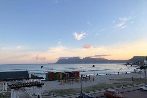 Redhill Apartment | At the Beach - Muizenberg