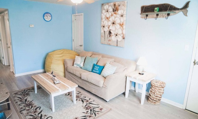Northeast Virginia Beach Apartment | At your Leisure - 2.5 blocks from unit, no stairs