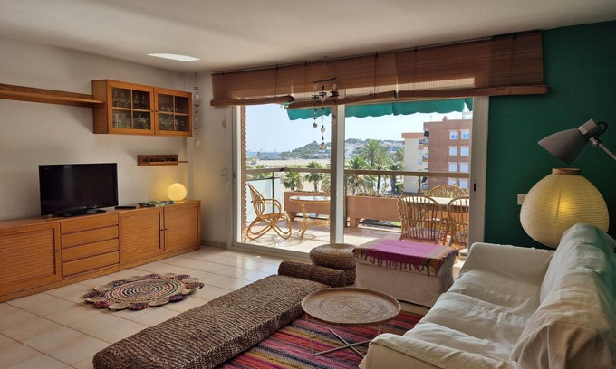 Torredembarra Apartment | AT037 Els Pins I: Apartamento en primera línea de mar.