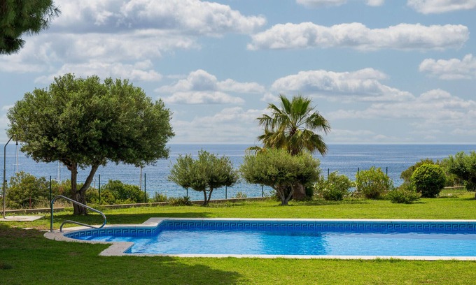 Torredembarra House | AT084 Roquer: Casa adosada de 4 dormitorios con vistas al mar, en la zona de las rocas del barrio de els Munts, con A/A, barbacoa, wifi y piscina