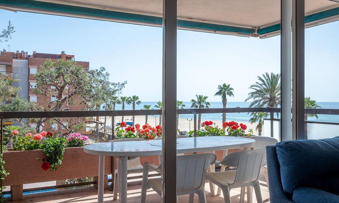 Torredembarra Apartment | AT091 Els Pins I: Apartamento situado en primera línea del mar y con 4 piscinas comunitarias