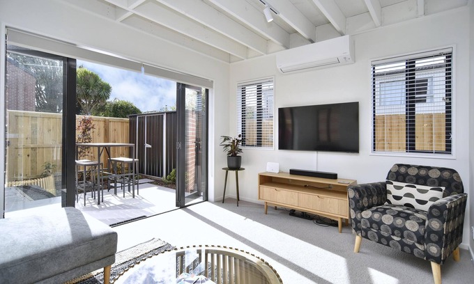 Sydenham House | Āta Haere - Modern, comfortable and funky getaway close to central Christchurch