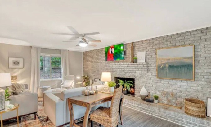 Woodstock House | ATH - Sleeps 8 - 4 Beds - Pet friendly - Dupree