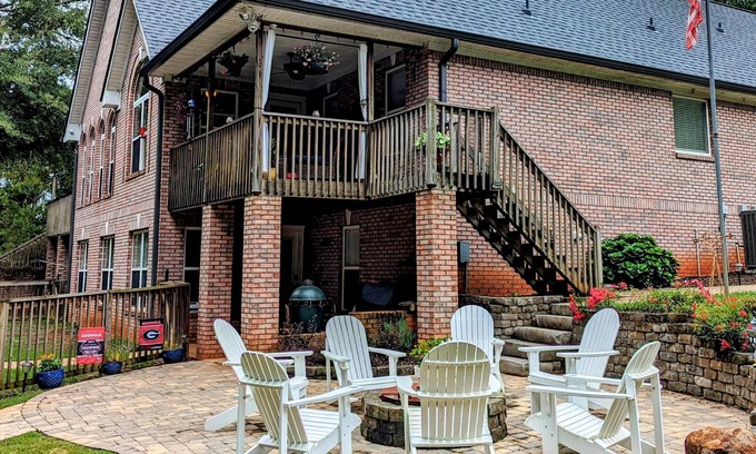 Monroe Apartment | Athens area rental. Close to UGA, Monroe, Wedding venues, Antiques shopping.