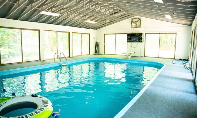 Conyers House | "Atlanta Getway, Indoor Pool Retreat near Falcons, UGA & Shaky Knees"