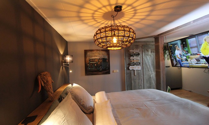 Municipality of Aalsmeer Boat Rental | Atmospheric houseboat with a view over water