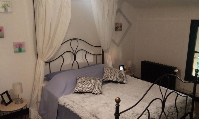 Berig-Vintrange House | Attic room Les 2 Granges