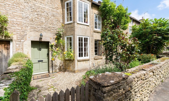 Laverton Cottage | Attractive and stylish Cotswold cottage with wonderful rural views - Pear Tree Cottage, Cherington