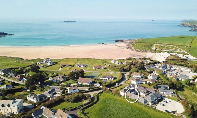 Harlyn Cottage | Attractive cottage two minute walk to the beach, dog friendly, parking