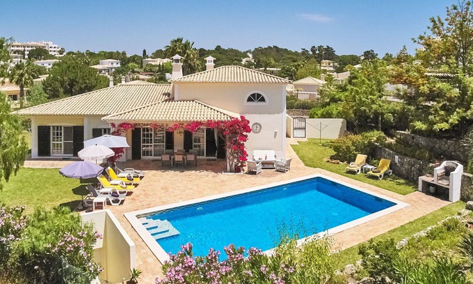 Lagoa e Carvoeiro Villa | Attractive Family Villa, A/C, Private Pool - 5mins drive to the Iconic Beach at Praia da Marinha!