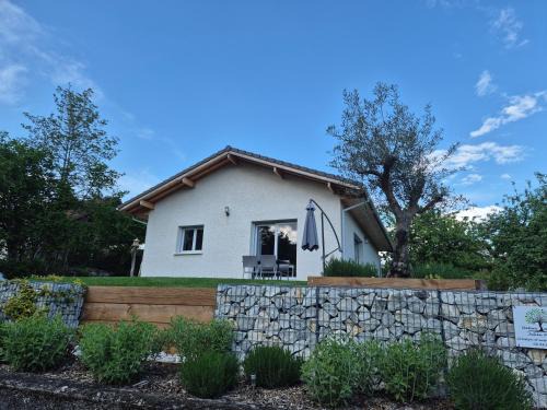 Bassy House | Au fond du village