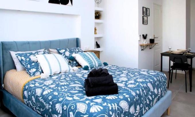 Hotel-de-Ville Apartment | Au Pied du Vieux-port Wifi/netflix