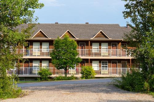Notre-Dame-de-la-Salette Hotel | Auberge Royal Papineau