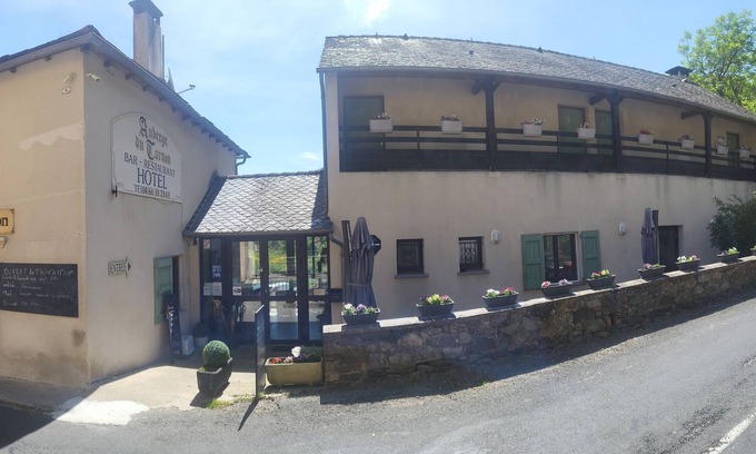 Les Vanels Hotel | AUBERGE DU TARNON in the heart of the Cevennes mountains with your feet in the water animals welcome