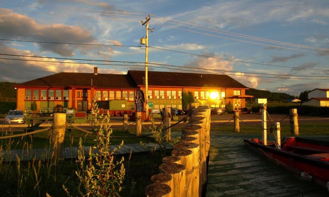 Sainte-Anne-des-Monts House | Auberge Internationale La Vieille École