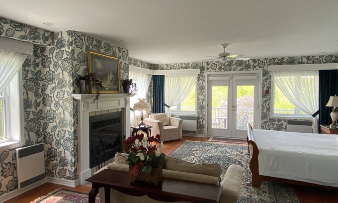 Hatley Bed & Breakfast | Auberge Le Tricorne
