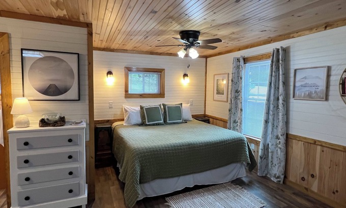 Rosman Cabin | 🍁Aug. & Sept. Sale!🍁Cozy Farm Cabin. Fire pit, Waterfall, Blue Ridge Parkway