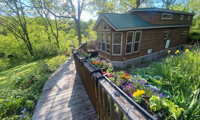 Dodgeville Cabin | Aunt Happy’s Hideaway: charming 2 bedroom cabin near Mineral Point