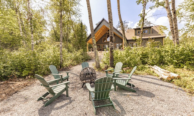 Biwabik House | Aurora Lakeside Retreat