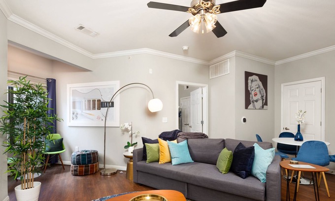 West Campus Apartment | ♫ Austin Condo Downtown w/ Pool