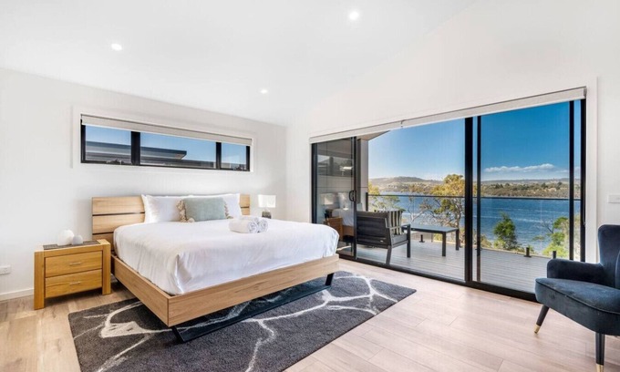 Austins Ferry Apartment | Austins Ferry Haven Modern Waterfront Retreat