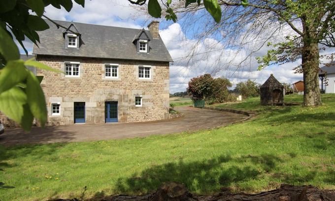 Saint-Laurent-de-Terregatte Cottage | Authentic home in nature near Mont-Saint-Michel, for 6 people